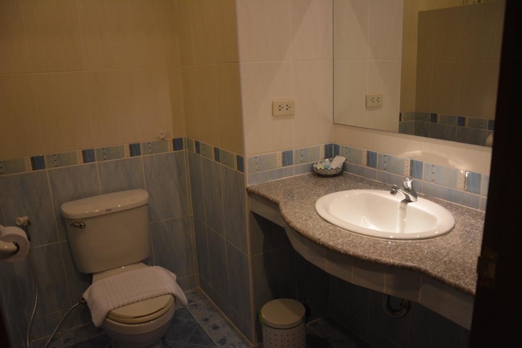 Seven Oaks Inn Джомтиен Бийч Стая снимка