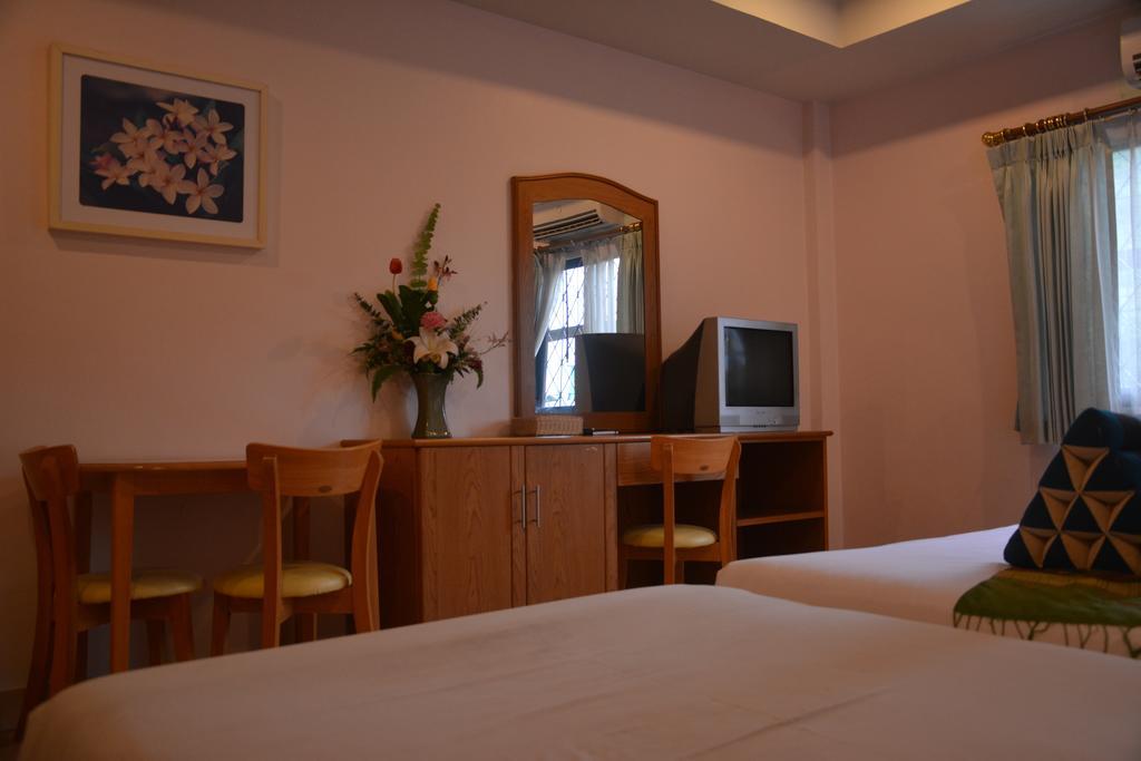 Seven Oaks Inn Джомтиен Бийч Стая снимка