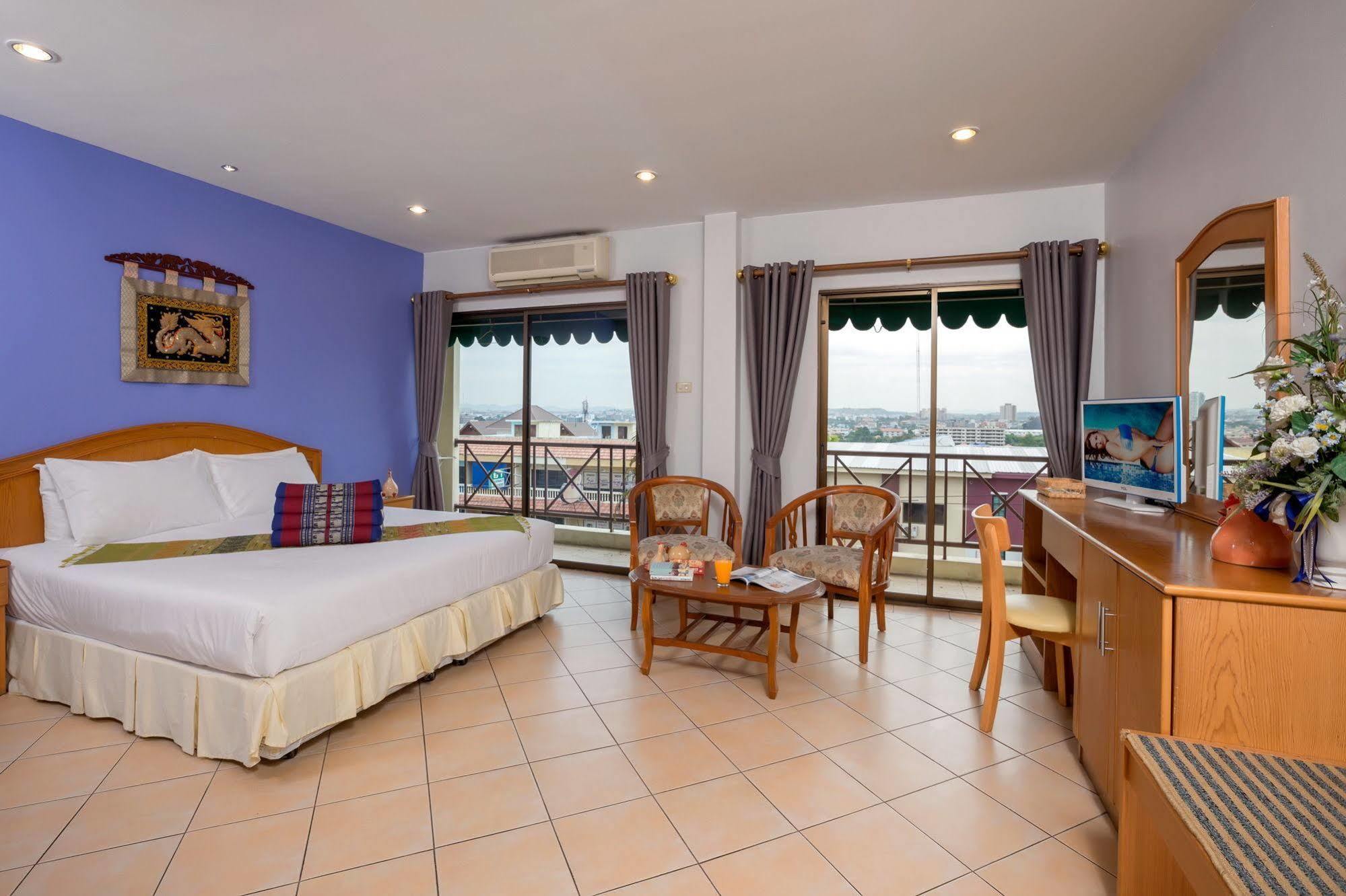 Seven Oaks Inn Джомтиен Бийч Екстериор снимка