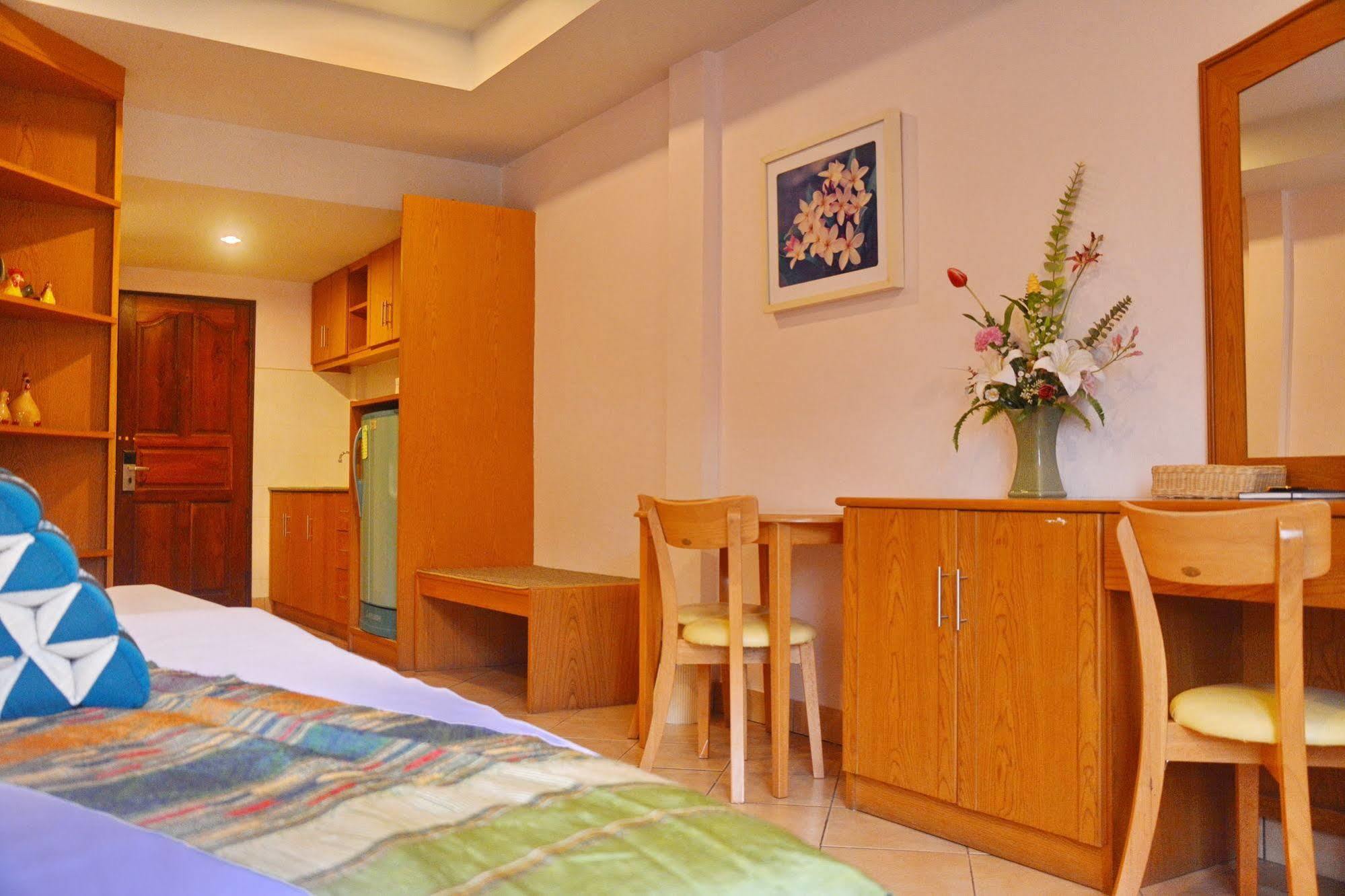 Seven Oaks Inn Джомтиен Бийч Екстериор снимка