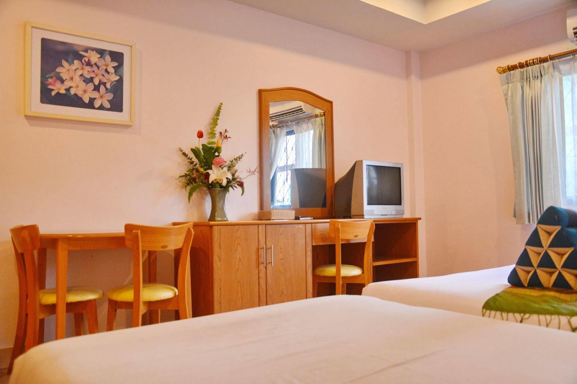 Seven Oaks Inn Джомтиен Бийч Екстериор снимка