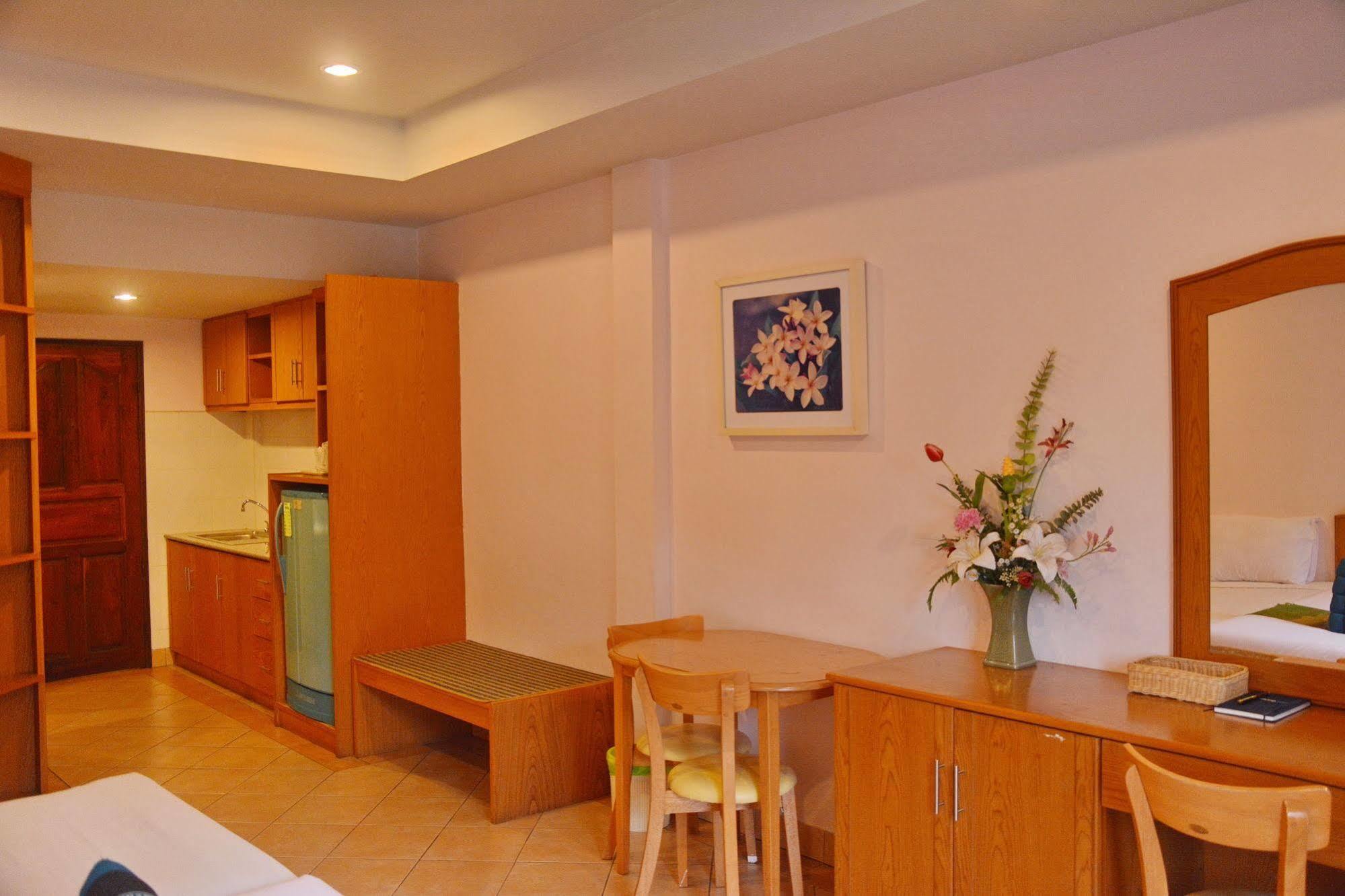 Seven Oaks Inn Джомтиен Бийч Екстериор снимка
