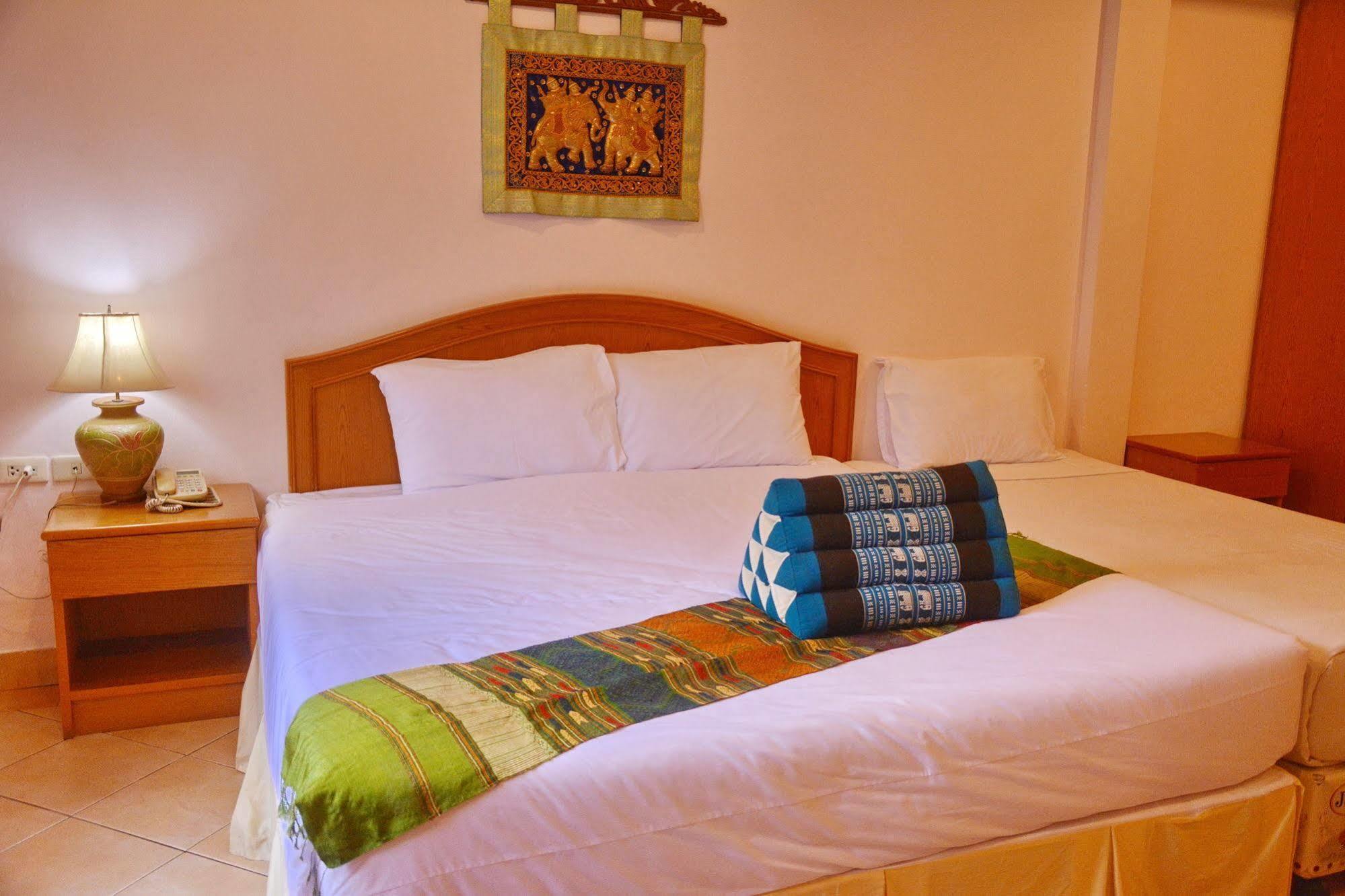 Seven Oaks Inn Джомтиен Бийч Екстериор снимка
