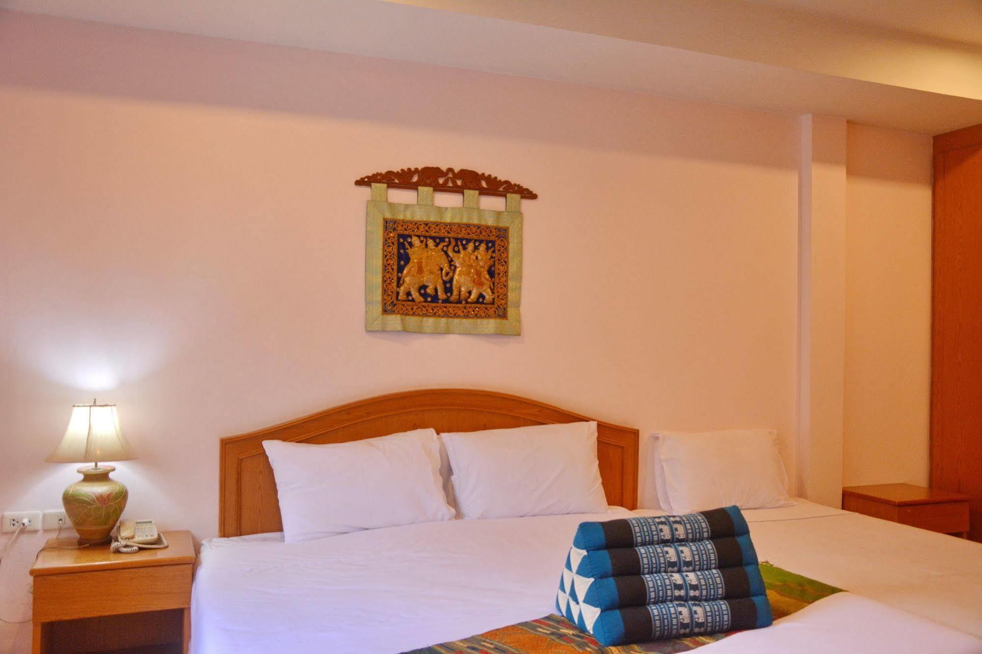 Seven Oaks Inn Джомтиен Бийч Екстериор снимка