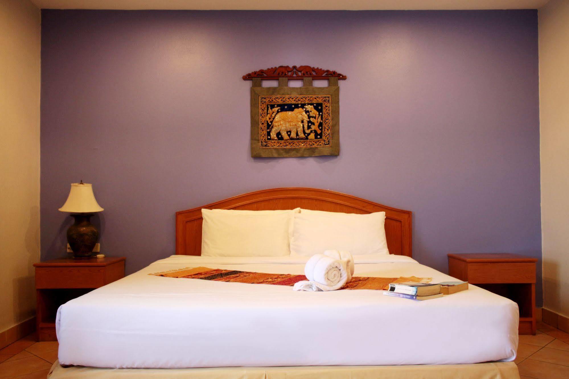 Seven Oaks Inn Джомтиен Бийч Екстериор снимка